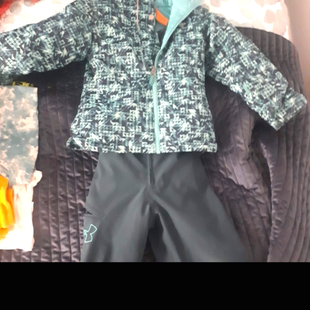 Kids snow suit size xs 4 to 5 t
